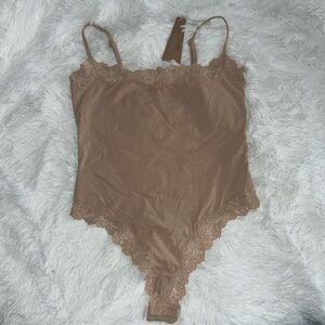 SKIMS FITS EVERYBODY LACE CAMI BODYSUIT
